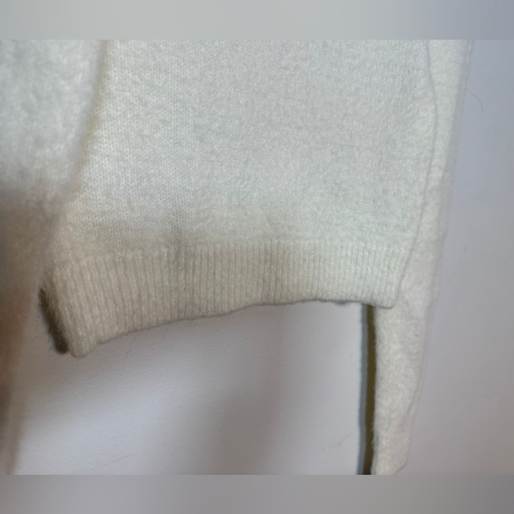 Urban Outfitters Women’s White Cropped Fuzzy Sweater Size Small - Picture 6 of 7